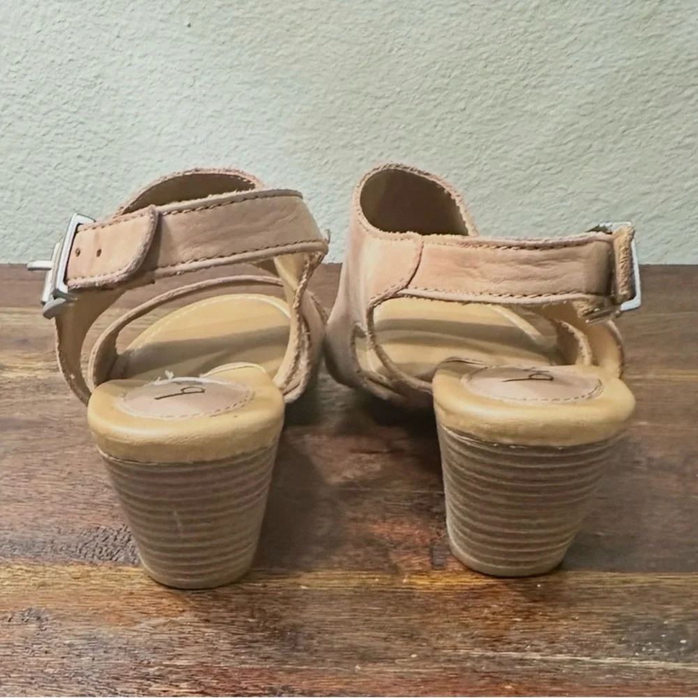 b.o.c. Women's tan‎ leather heel Sandals size 6